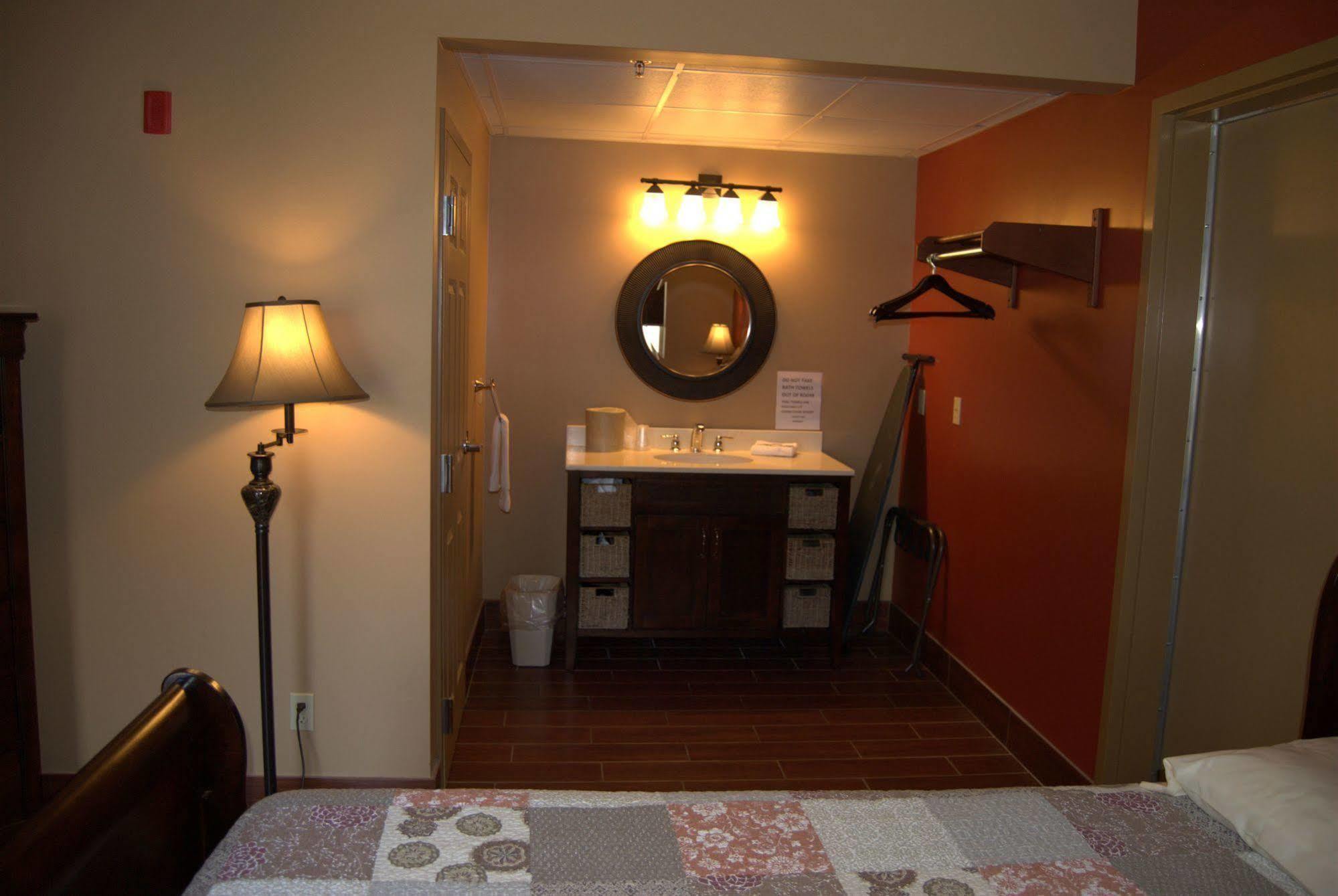 Put-In-Bay Victory Station Hotel Ngoại thất bức ảnh
